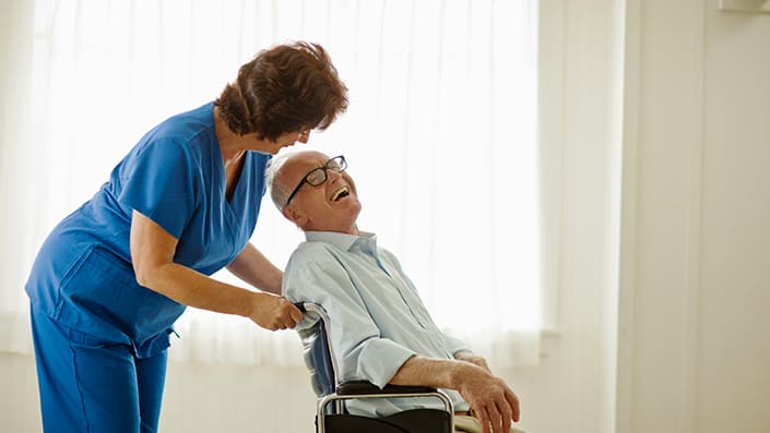 il-nostro-approccio-alla-sostenibilità-pazienti-assistenza-caregiver-anziano-che-ride